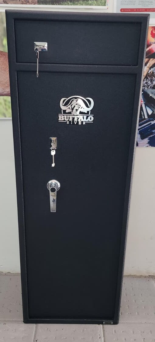 Buffalo River Platinum 10 gun safe, closed front view