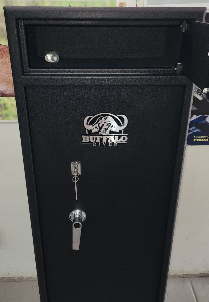 Open upper compartment of the Buffalo River Platinum 10 gun safe